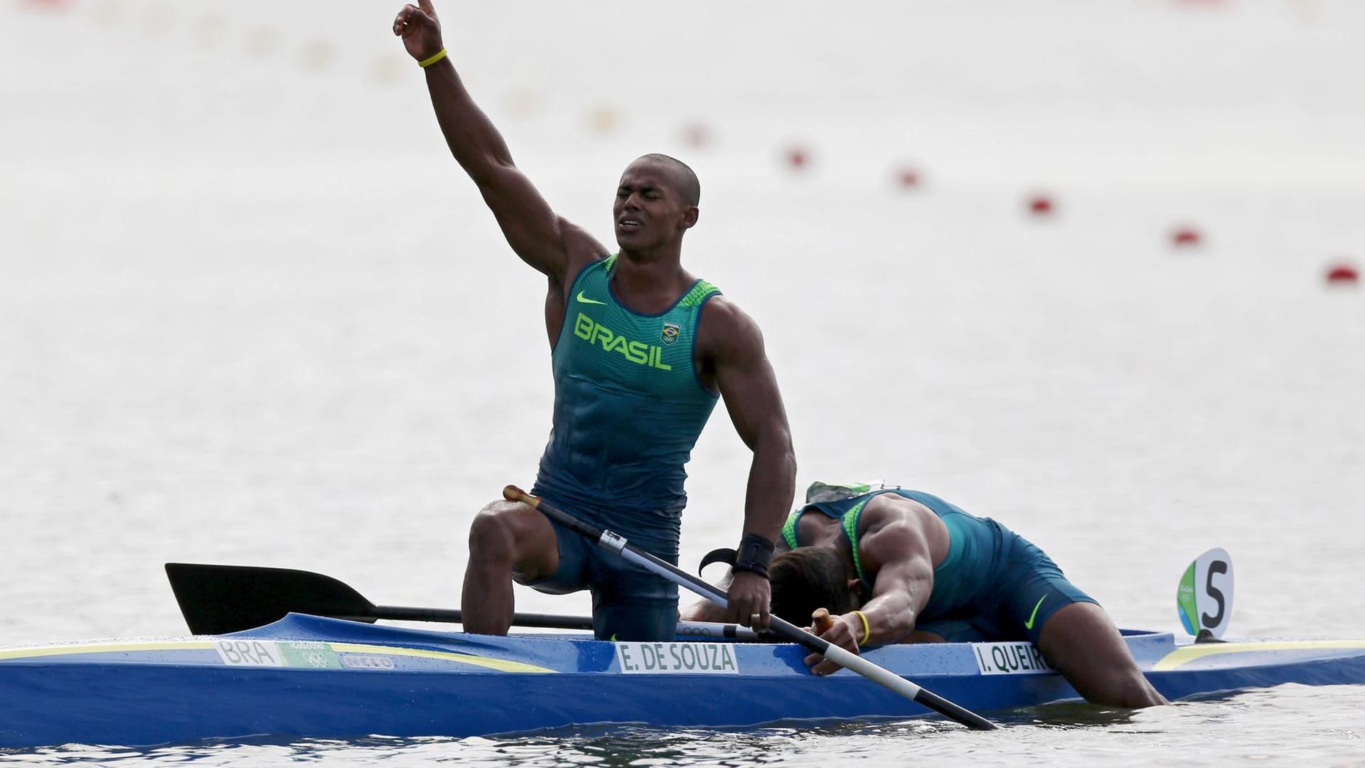 Erschöpft, aber glücklich sind die Kanuten Erlon de Souza Silva und Isaquias Queiroz Dos Santos nach ihrem Rennen im Canadier-Zweier über 1000 Meter. Und sie haben auch allen Grund dazu, denn die beiden Brasilianer gewinnen Silber, hinter dem deutschen Duo Sebastian Brendel und Jan Vandrey. Bronze geht an Dmitro Iantschuk und Taras Mischtschuk aus der Ukraine.