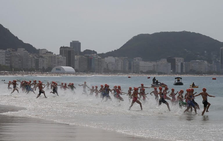 Alle ab ins Meer! Doch allein zum Vergnügen rennen die Triathletinnen nicht in den Atlantik. Im Gegenteil, für sie geht es heute um olympisches Edelmetall.