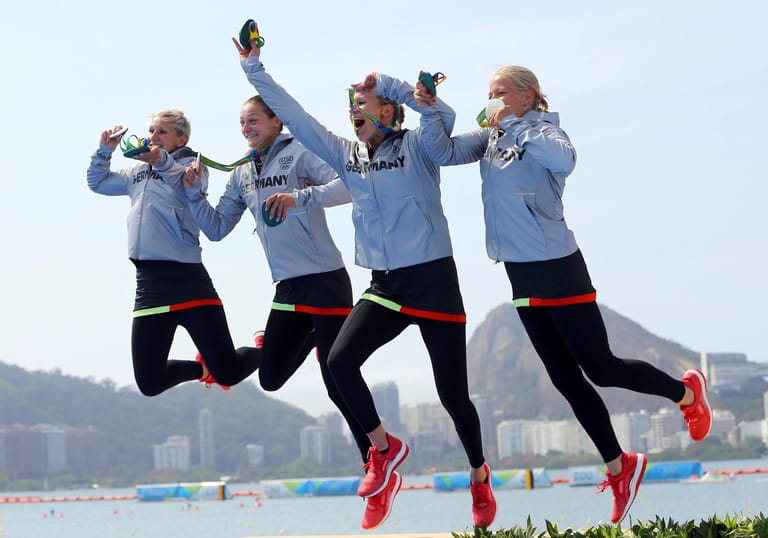 Große Freudenspünge machen Sabrina Hering, Franziska Weber, Steffi Kriegerstein und Tina Dietze nach ihrem Gewinn der Silbermedaille im Kajak-Vierer über 500 Meter.