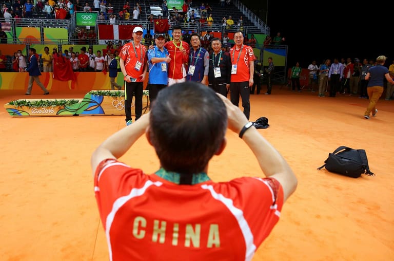 Bitte lächeln für das Fotoalbum - oder den eigenen Social-Media-Account. Der neue Olympiasieger im Badminton Chen Long aus China posiert mit seinem Betreuer-Team für ein Erinnerungsfoto.