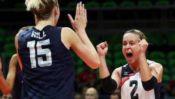 Mit geballter Faust bejubelt die amerikanerische Basketballerin Kayla Banwarth (re.) einen erfolgreichen Wurf im Spiel um Bronze gegen die Niederlande.
