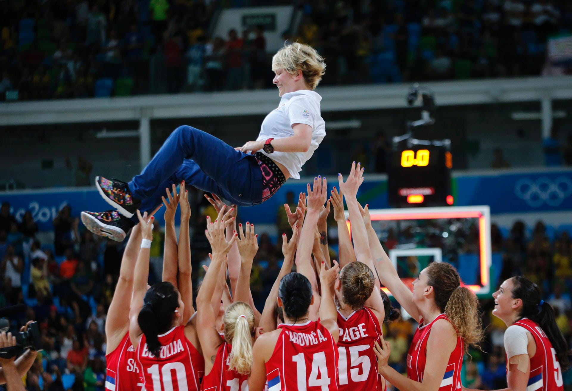 Die serbischen Basketballerinnen lassen ihre Trainerin Marina Maljkovic hochleben. Soeben hat das serbische Team das Spiel um Bronze gegen die Französinnen mit 70:63 gewonnen.