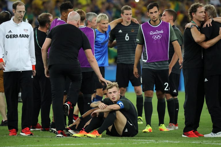 Kein Grund traurig zu sein: Die deutschen Fußballer holen bei den Olympischen Spielen nach der Final-Niederlage gegen Brasilien die Silbermedaille.