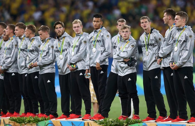Die deutschen Fußballer um Trainer Horst Hrubesch holen die Silbermedaille in Rio.