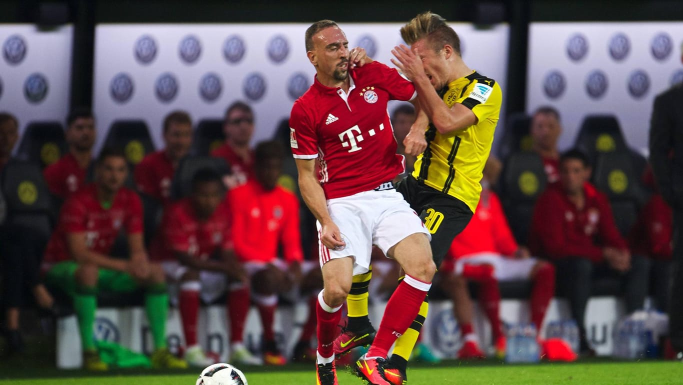 Franck Ribéry (li.) sorgte im Supercup mit dieser Tätlichkeit gegen den Dortmunder Felix Passlack für Aufsehen.