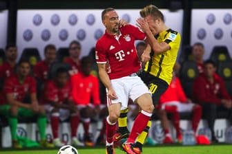 Franck Ribéry (li.) sorgte im Supercup mit dieser Tätlichkeit gegen den Dortmunder Felix Passlack für Aufsehen.