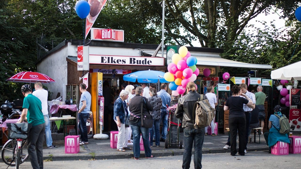 Besucher vor "Elkes Bude": Rund 50 der typischen Revier-Kioske schmückten sich ab dem Nachmittag mit Lesungen, Kabarett, Livemusik, Theater oder anderen doch eher Buden-untypischen Veranstaltungen. Besucher vor "Elkes Bude": Rund 50 der typischen Revier-Kioske schmückten sich ab dem Nachmittag mit Lesungen, Kabarett, Livemusik, Theater oder anderen doch eher Buden-untypischen Veranstaltungen.
