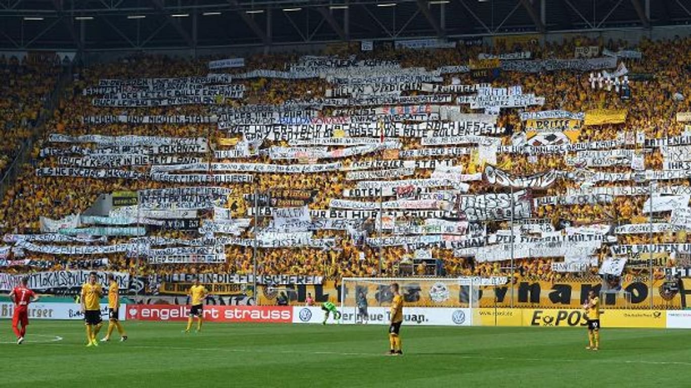 Die Fans von Dynamo Dresden schicken klare Botschaften in Richtung RB Leipzig.