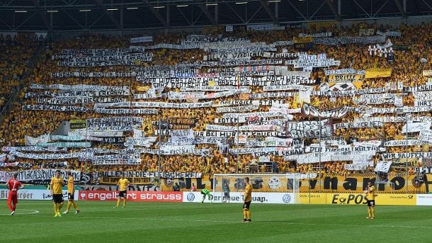 Die Fans von Dynamo Dresden schicken klare Botschaften in Richtung RB Leipzig. Die Fans von Dynamo Dresden schicken klare Botschaften in Richtung RB Leipzig.