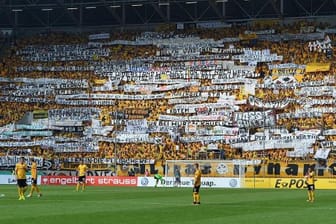 Die Fans von Dynamo Dresden schicken klare Botschaften in Richtung RB Leipzig.