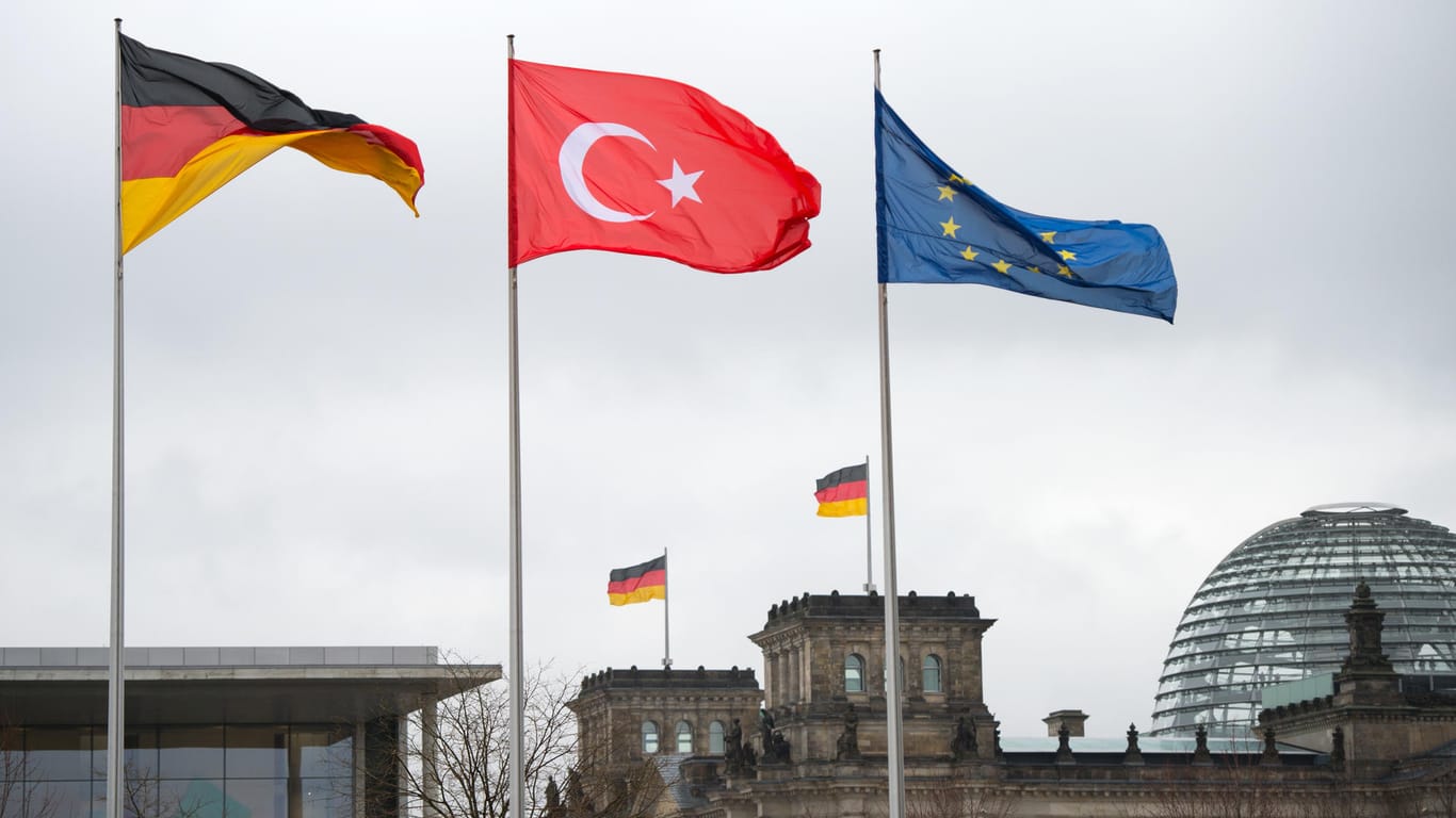 Die Flaggen Deutschlands, der Türkei und der EU wehen vor dem Bundeskanzleramt in Berlin.