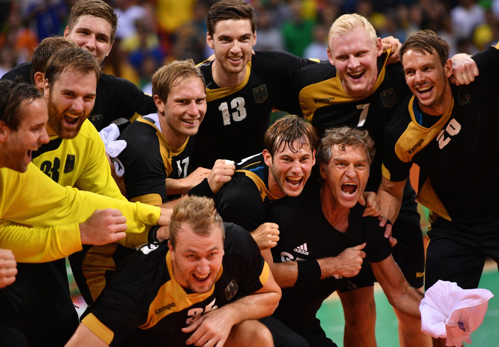 Die deutschen Handball-Männer schnappen sich Bronze im kleinen Finale gegen Polen! Die selbst ernannten Bad Boys krönen damit ein überragendes Jahr mit der ersten Olympia-Medaille für Deutschland seit Silber 2004 in Athen.