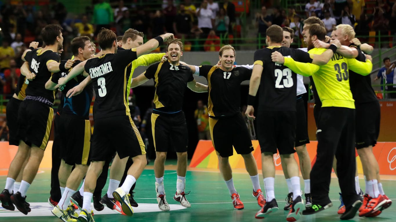 Die deutschen Handballer feiern den Gewinn der Bronzemedaille nach dem Sieg gegen Polen.