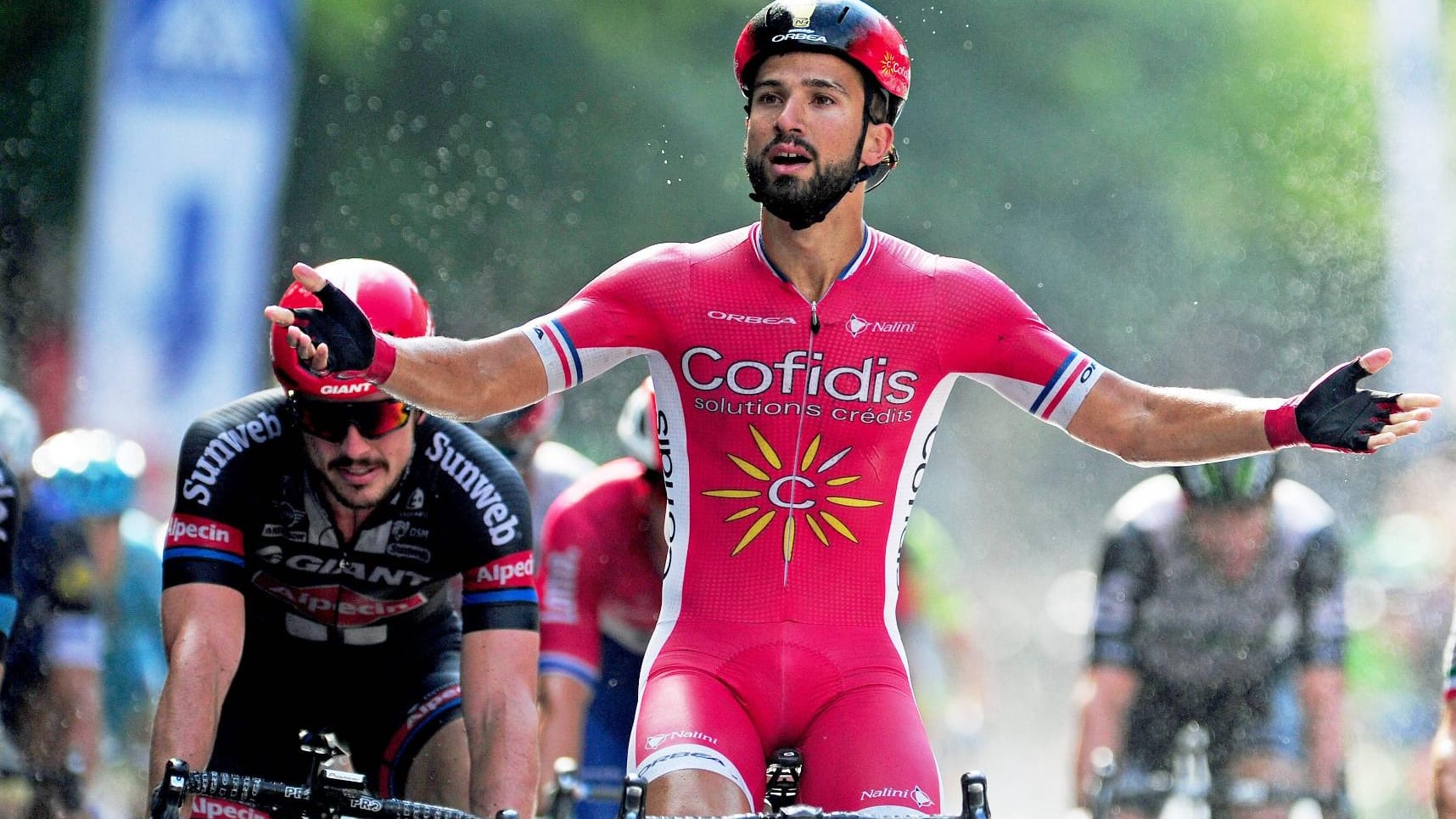 Zu früh gefreut: Nacer Bouhanni wird bei den Cyclassics wegen Behinderung eines Konkurrenten der Sieg aberkannt.