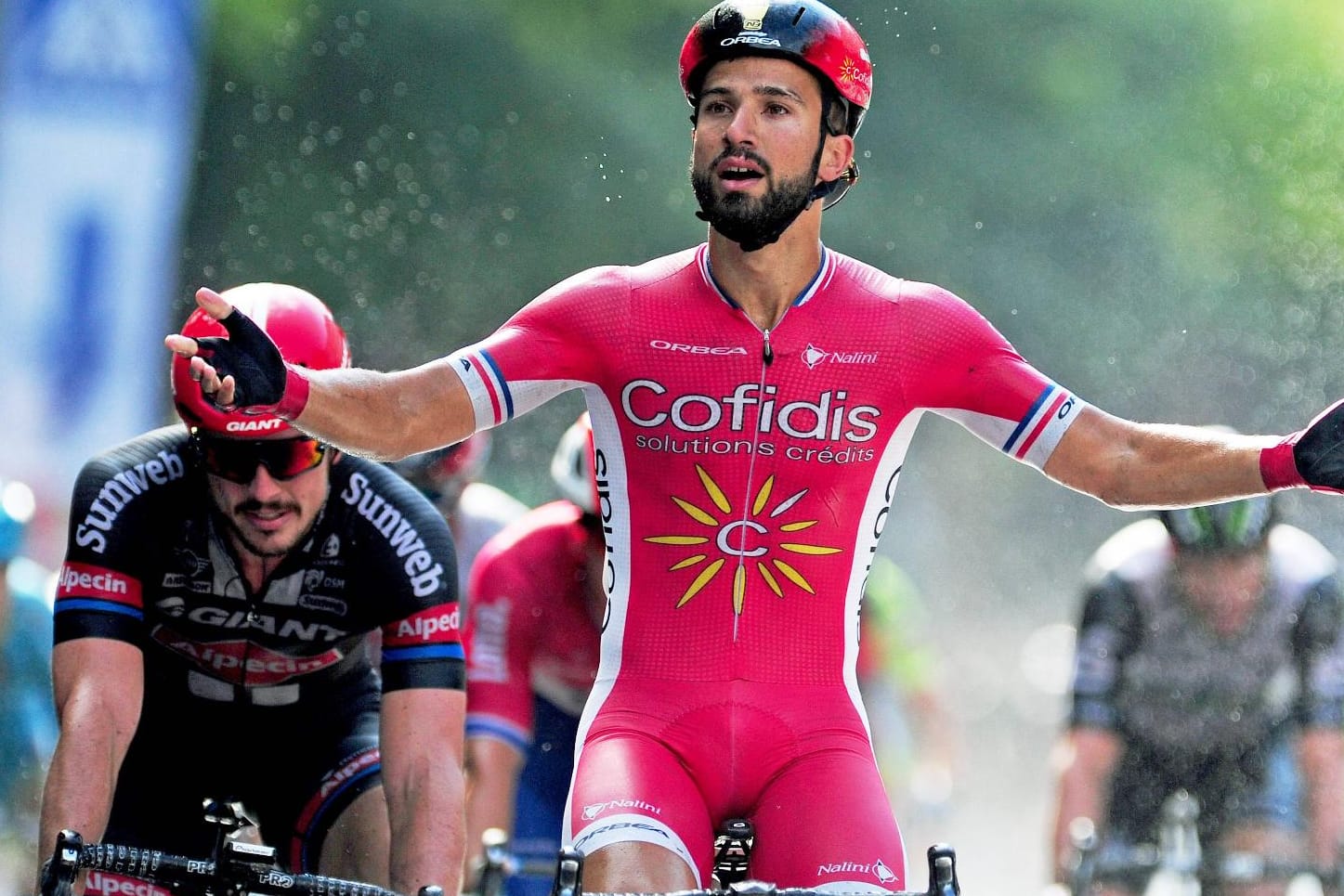 Zu früh gefreut: Nacer Bouhanni wird bei den Cyclassics wegen Behinderung eines Konkurrenten der Sieg aberkannt.