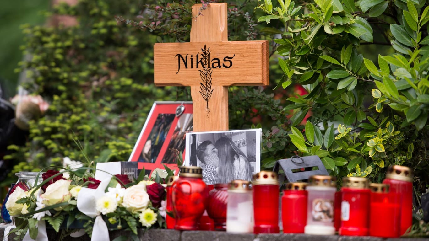 Briefe und Kerzen erinnerten in Bonn nach der Tat an Niklas P., der am 7. Mai 2016 von Schlägern attackiert wurde und wenige Tage später starb.