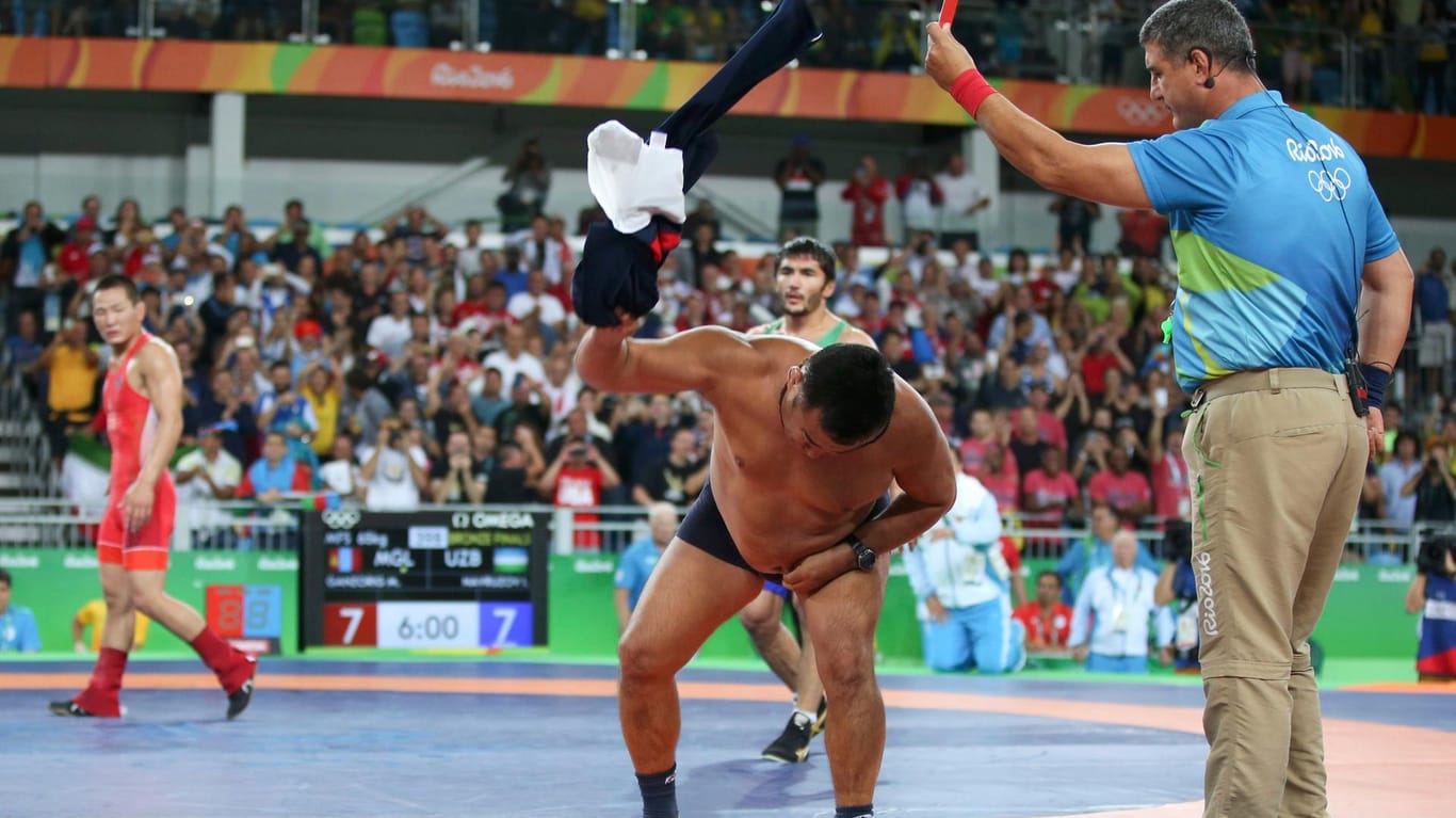 Die Kampfrichter reagierten auf den Striptease-Protest der mongolischen Trainer relativ unbeeindruckt.