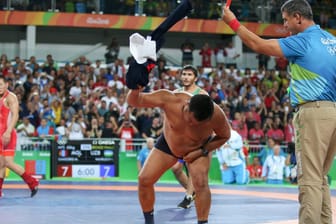 Die Kampfrichter reagierten auf den Striptease-Protest der mongolischen Trainer relativ unbeeindruckt.