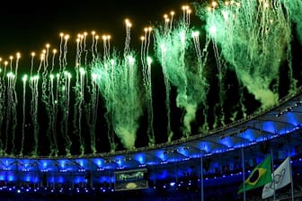 Die Abschlussfeier im Maracana-Stadion begann mit einem riesigen Feuerwerk.