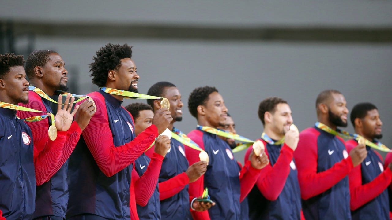Stolz posieren die Spieler des US-Teams mit ihren Goldmedaillen.