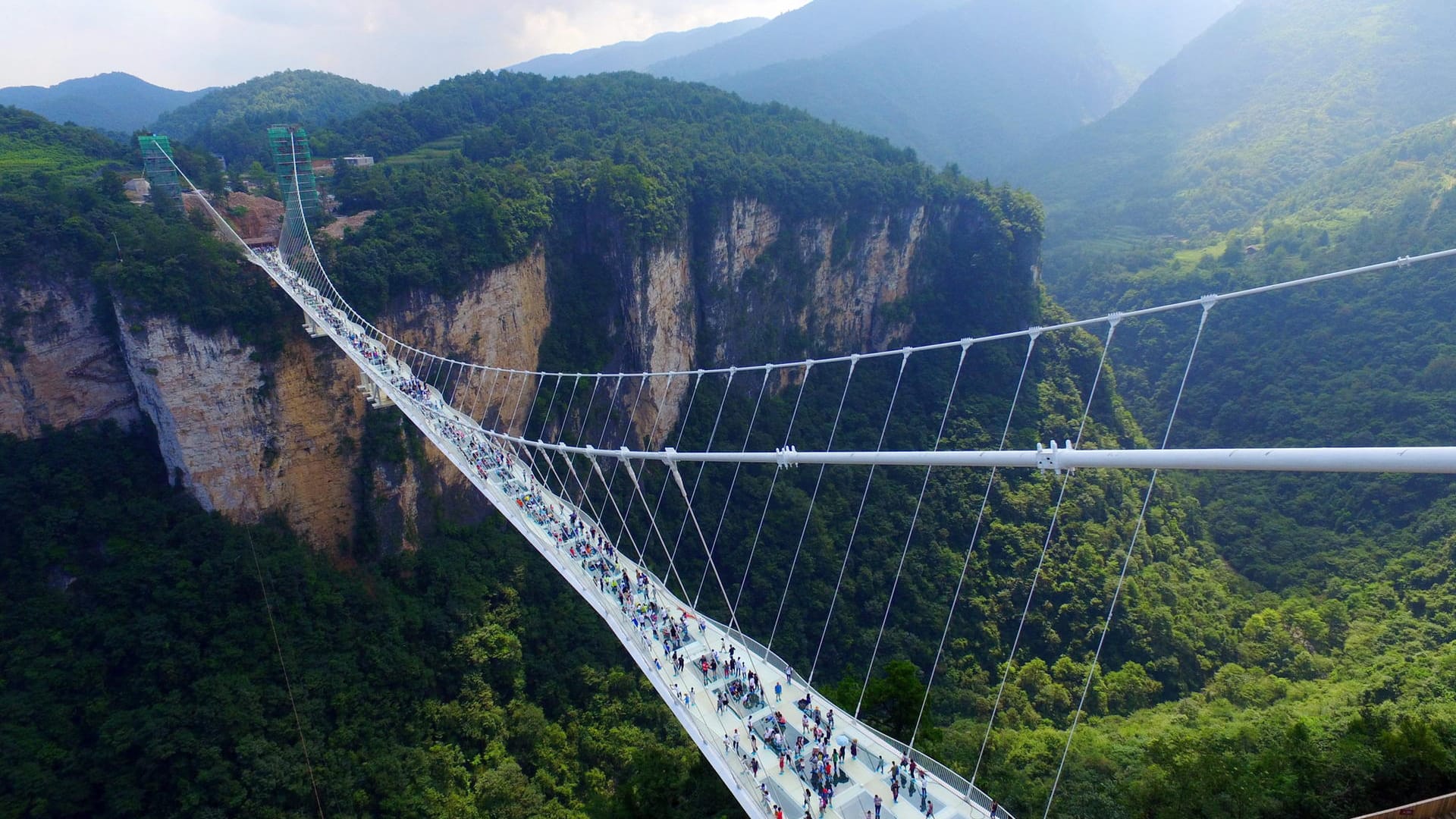 Am 20. August 2016 eröffnete die "Zhangjiajie Grand Canyon Glass Bridge" im gleichnamigen Nationalpark für Besucher.