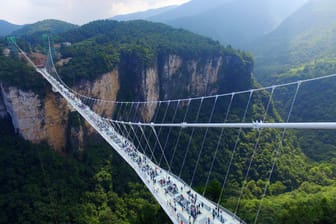 Am 20. August 2016 eröffnete die "Zhangjiajie Grand Canyon Glass Bridge" im gleichnamigen Nationalpark für Besucher.