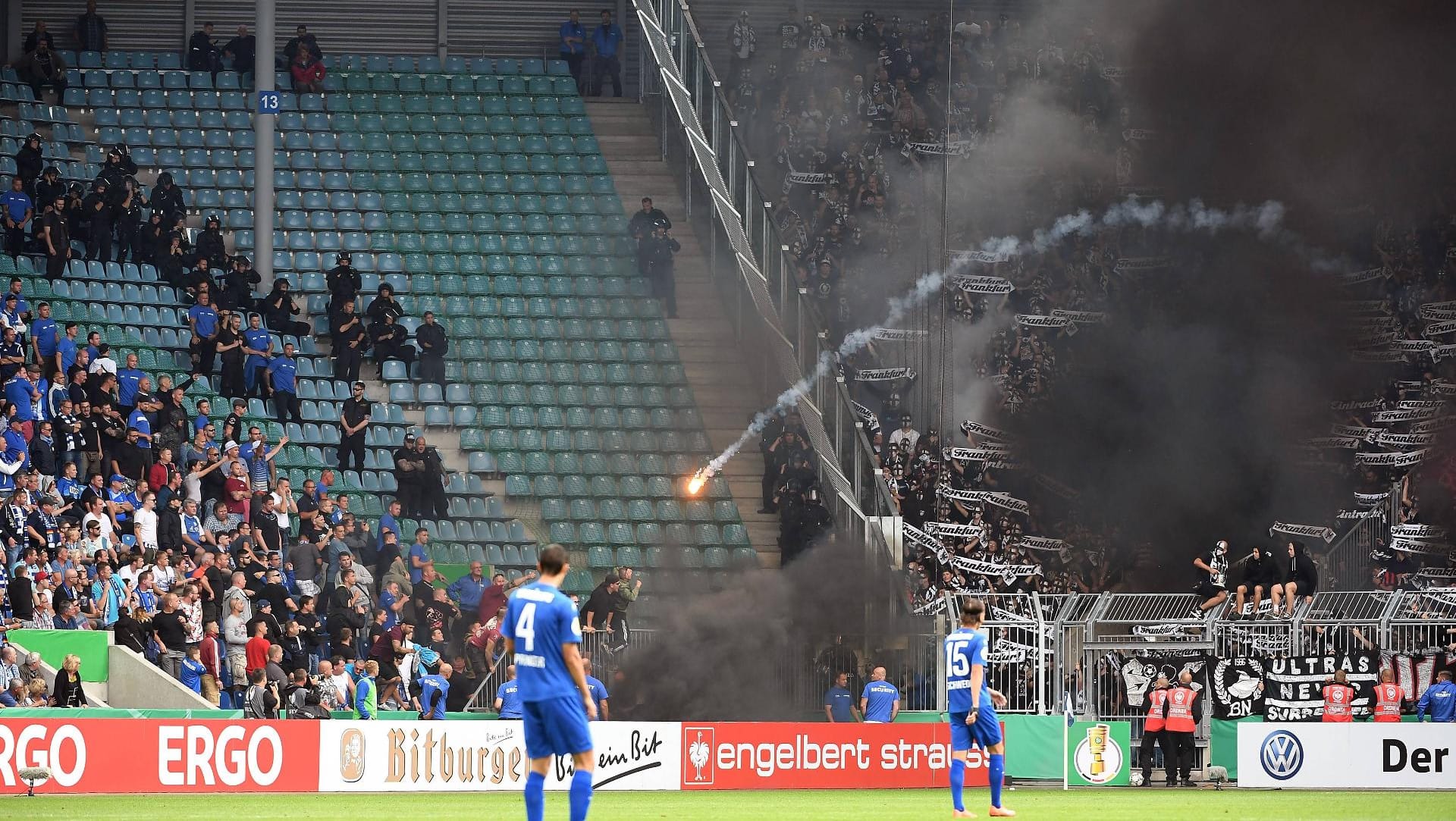 Eine Leuchtrakete fliegt aus dem Frankfurter Block Richtung Magdeburger Fans. Eine Leuchtrakete fliegt aus dem Frankfurter Block Richtung Magdeburger Fans.