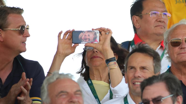 Dank ihrer Handyhülle hat Königin Silvia ihre Enkelin Estelle auch in Rio bei sich.