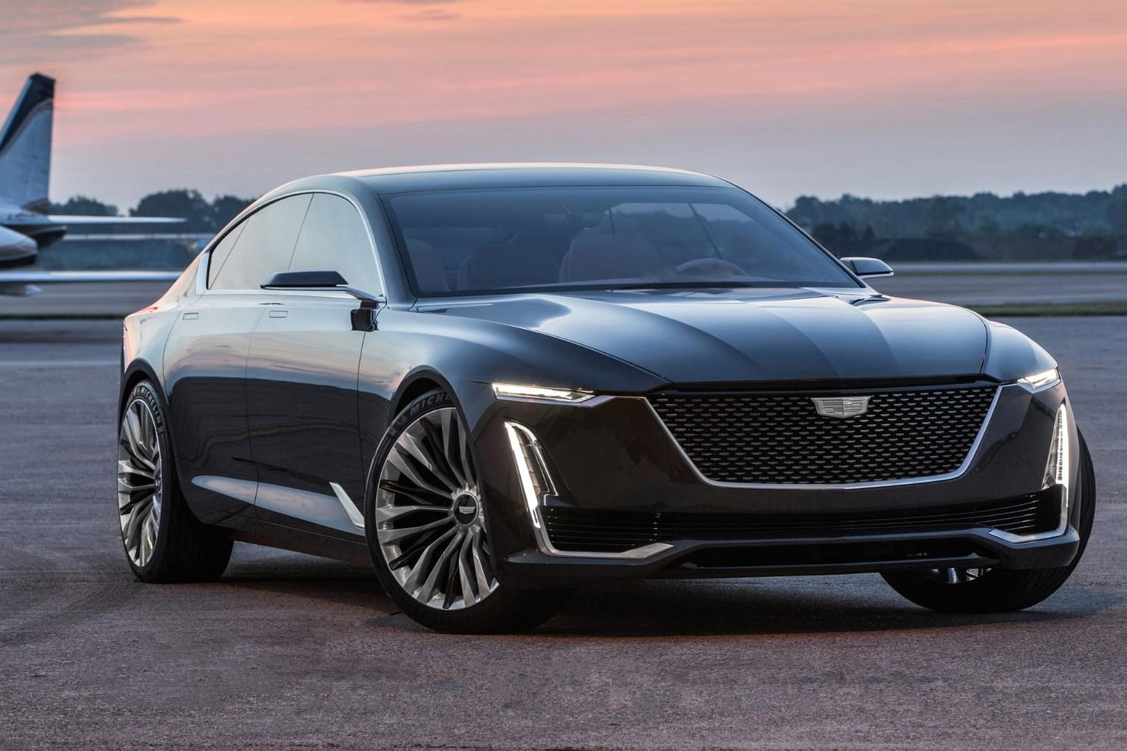 Cadillac hat den Escala vorgestellt. Die coupéhafte Limousine soll nun dem Panamera Angstperlen auf den Lack treiben.