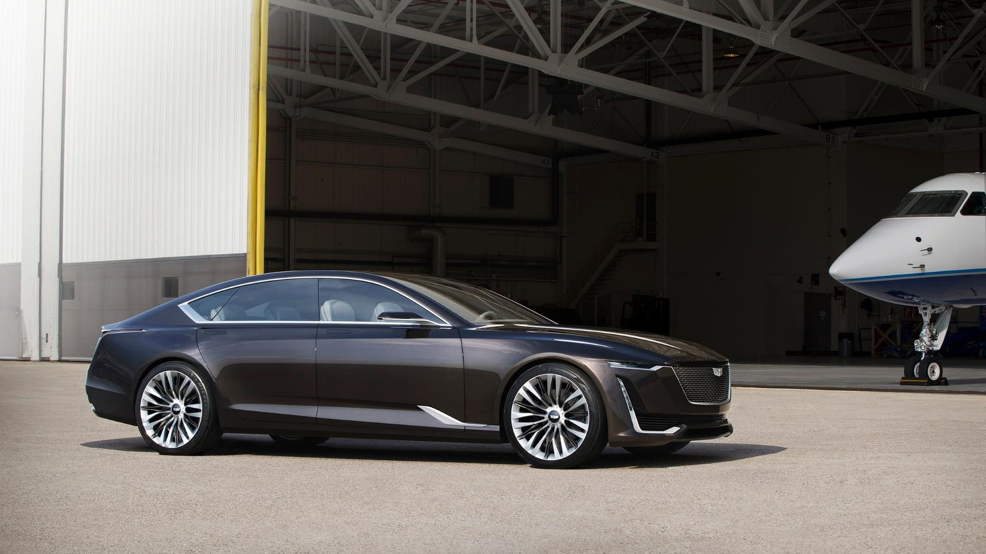 Im Vergleich mit der eher konventionellen Oberklasselimousine CT6 gibt sich der Escala mit seinem Fließheck und der dynamischen Silhouette spürbar ausdrucksstärker.