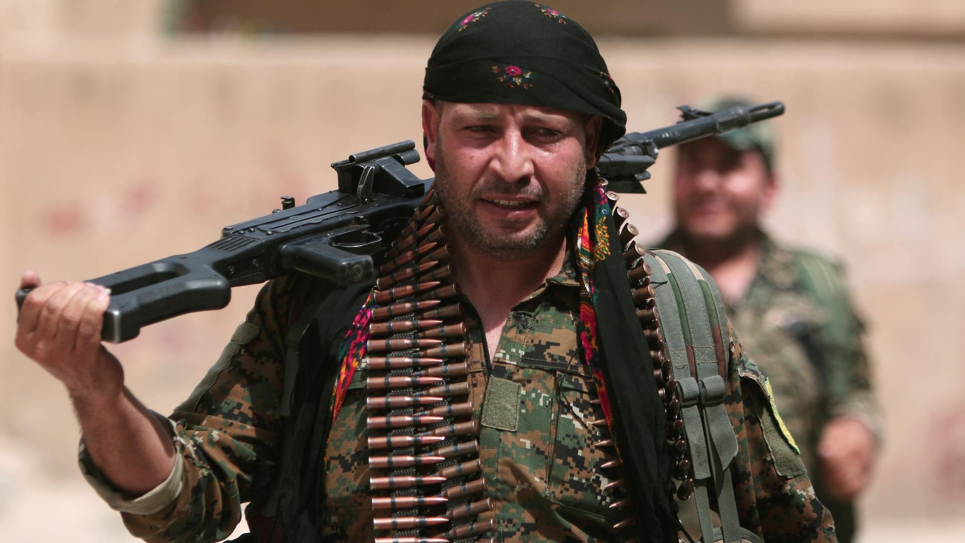 Ein YPG-Kämpfer in Hasake. Die Kurden haben mit einem Großangriff auf die Syrer begonnen. Ein YPG-Kämpfer in Hasake. Die Kurden haben mit einem Großangriff auf die Syrer begonnen.