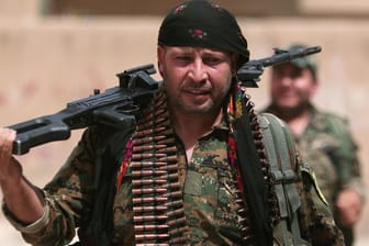 Ein YPG-Kämpfer in Hasake. Die Kurden haben mit einem Großangriff auf die Syrer begonnen.