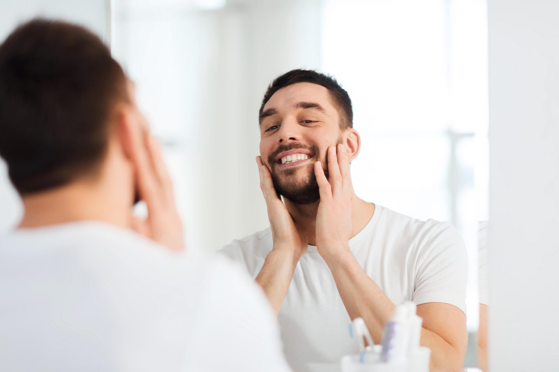 Im Handel gibt es einige Bart-Färbemittel für den Hausgebrauch – jedoch sollten Sie sich genügend Zeit für ein gutes Ergebnis nehmen und etwa jede Woche nachfärben.