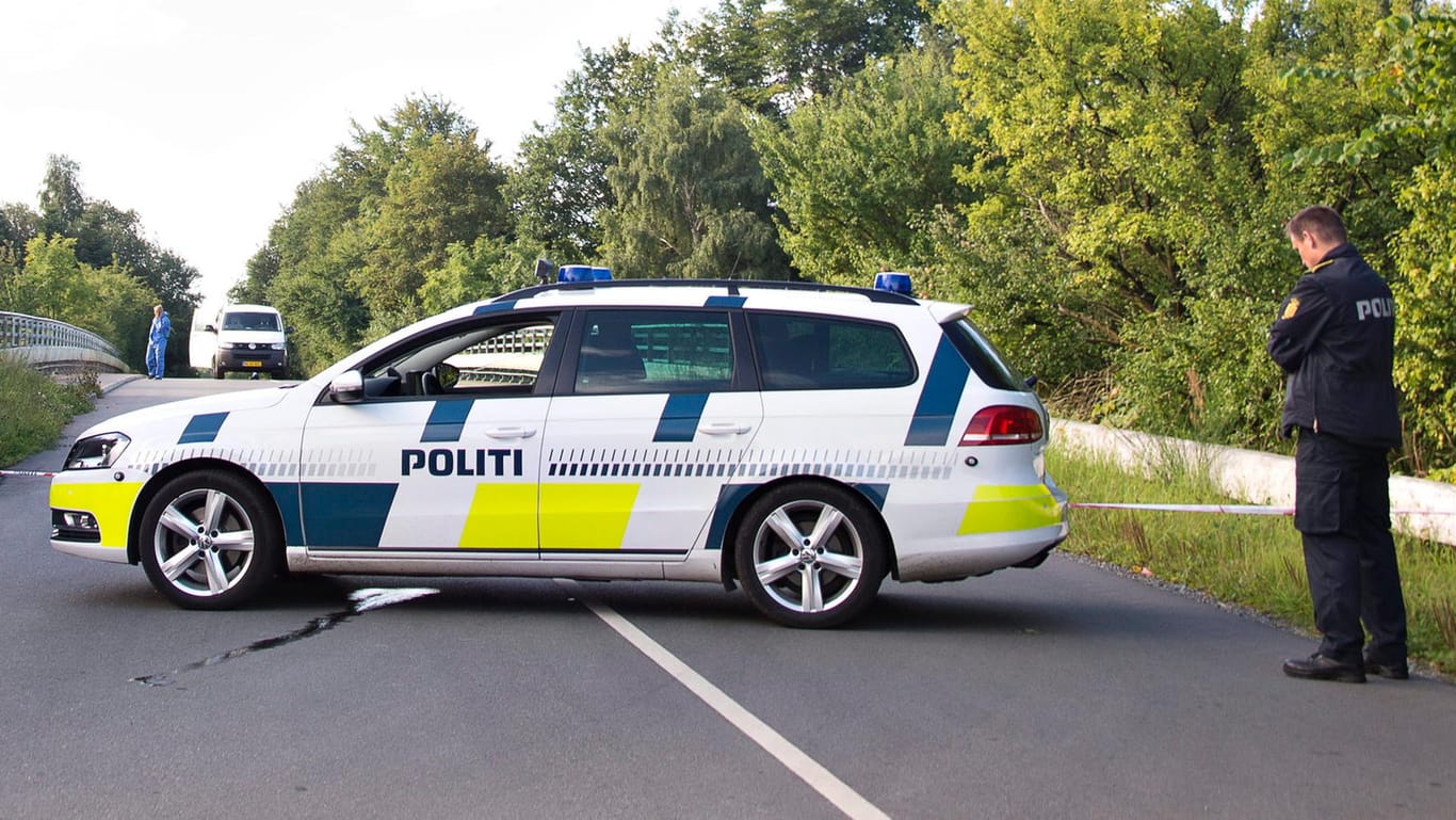 Ein Polizeiauto steht am Sonntag an der Brücke in Dänemark, an der eine deutsche Touristin durch einen großen Betonblock getötet wurde.