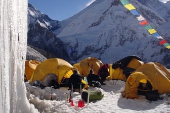 Auf Expeditionen übernachten die Teilnehmer in der Regel in Zelten, wie hier am Mount Everest - der Komfort ist entsprechend gering.