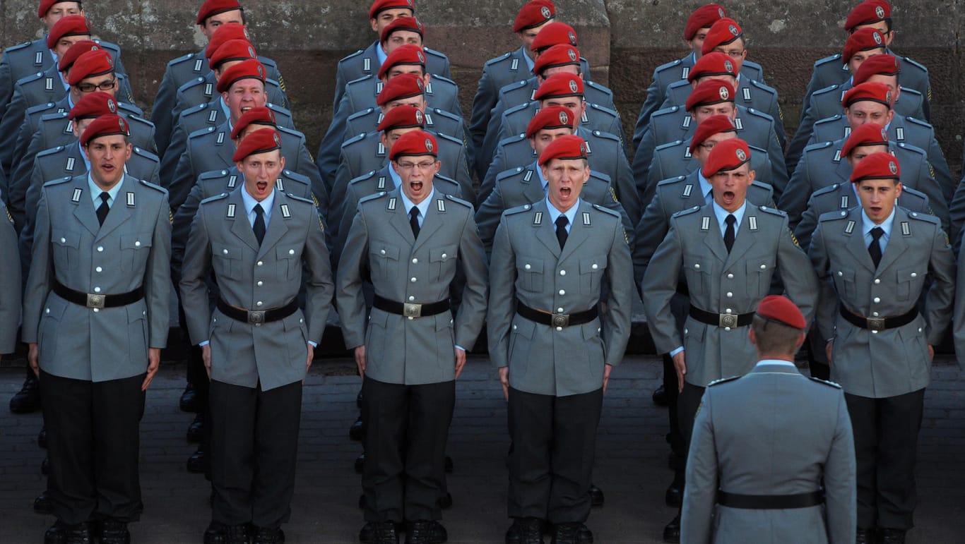 Soldaten der Bundeswehr beim Gelöbnis: Die Wehrpflicht ist offenbar wieder ein Thema.