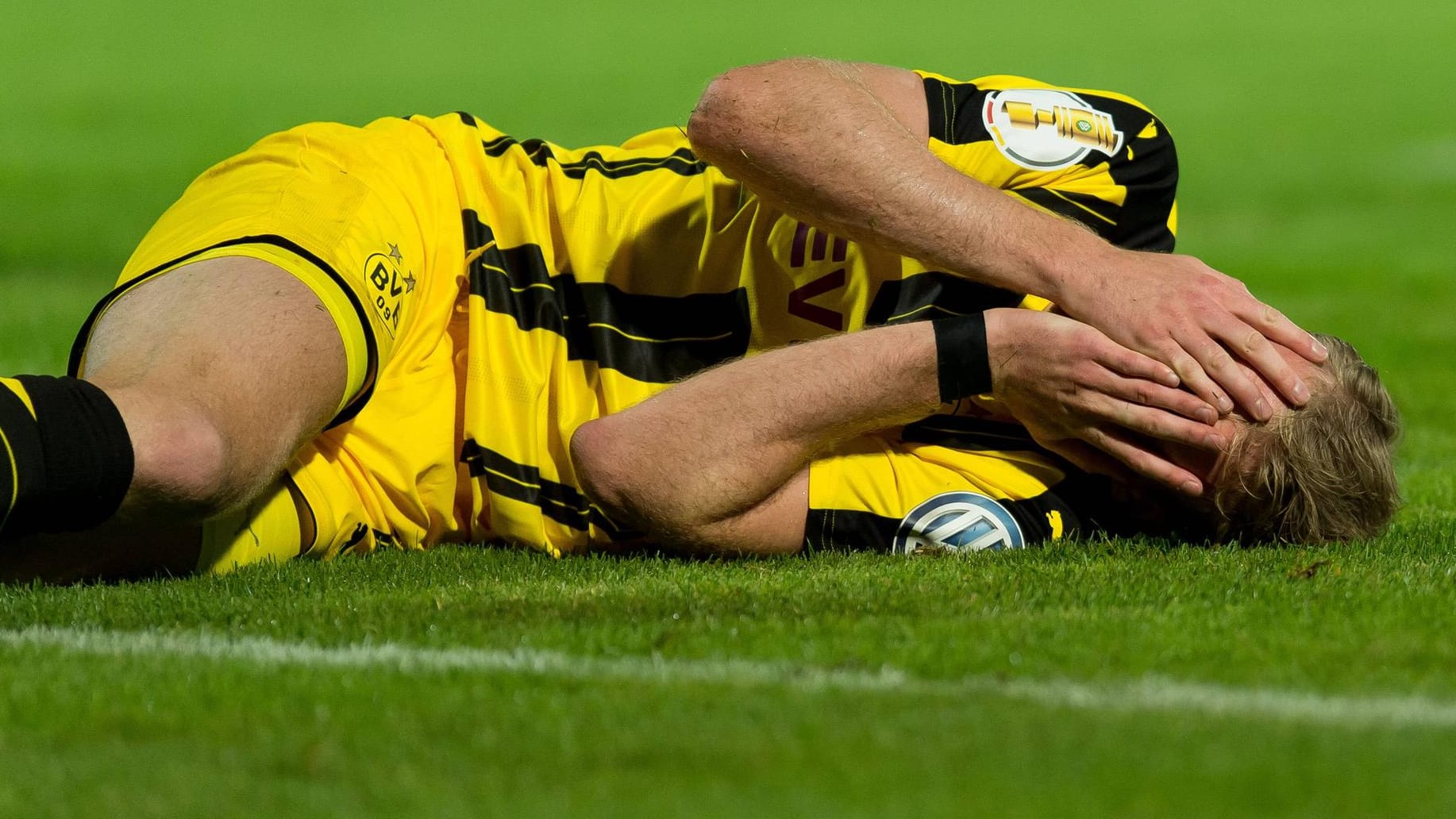 André Schürrle krümmt sich nach dem Fausthieb des Trierer Keepers auf dem Boden. André Schürrle krümmt sich nach dem Fausthieb des Trierer Keepers auf dem Boden.