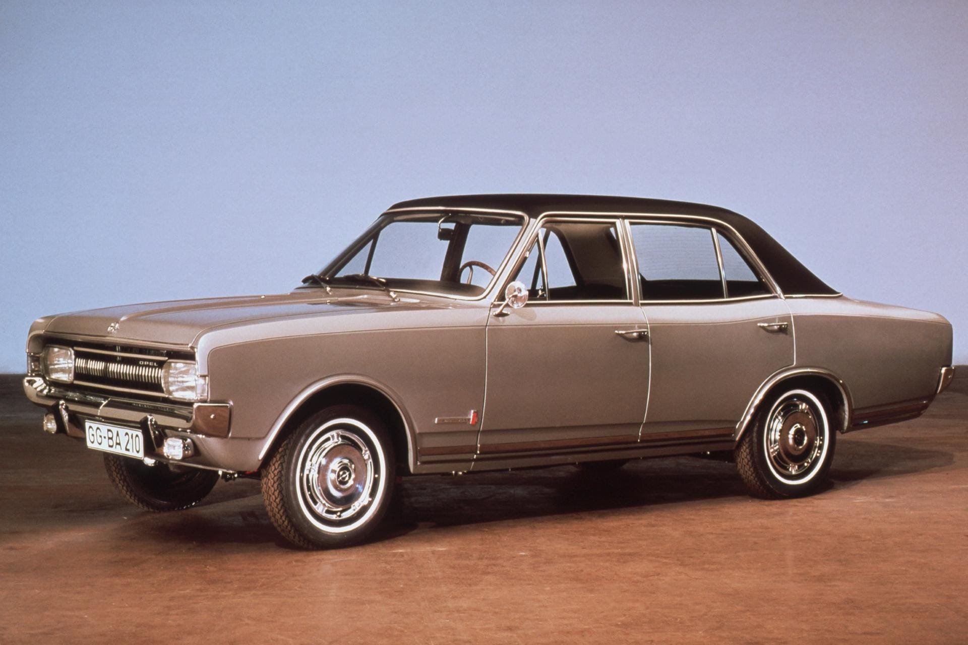 Opel Commodore A mit feinem Vinyldach.