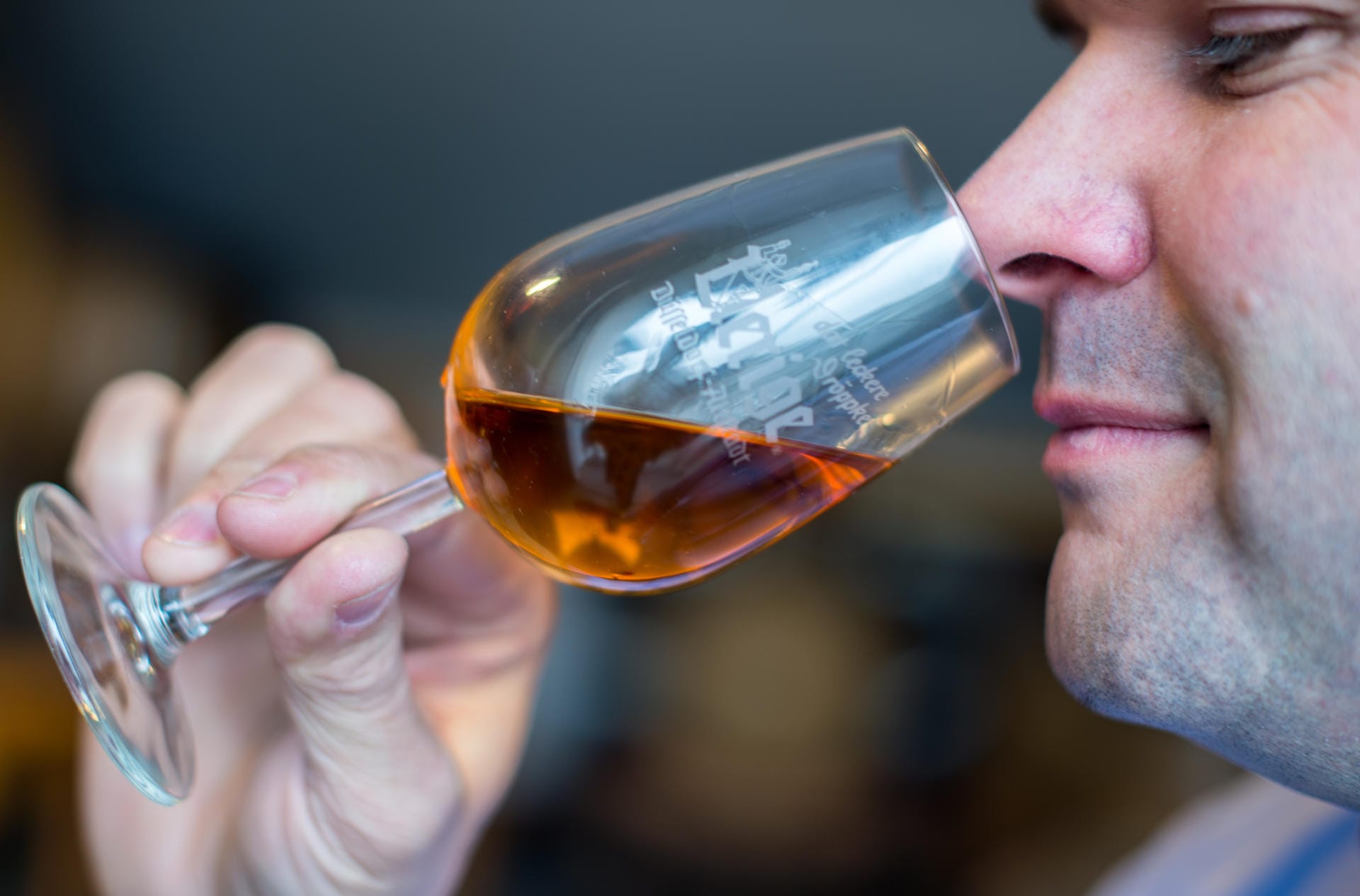 Das Verkosten von Whisky ähnelt einer guten Weinprobe. Halten Sie das Glas gegen das Licht, um die Farbe zu prüfen. Dann sollten Sie sich ausführlich dem Geruch widmen.