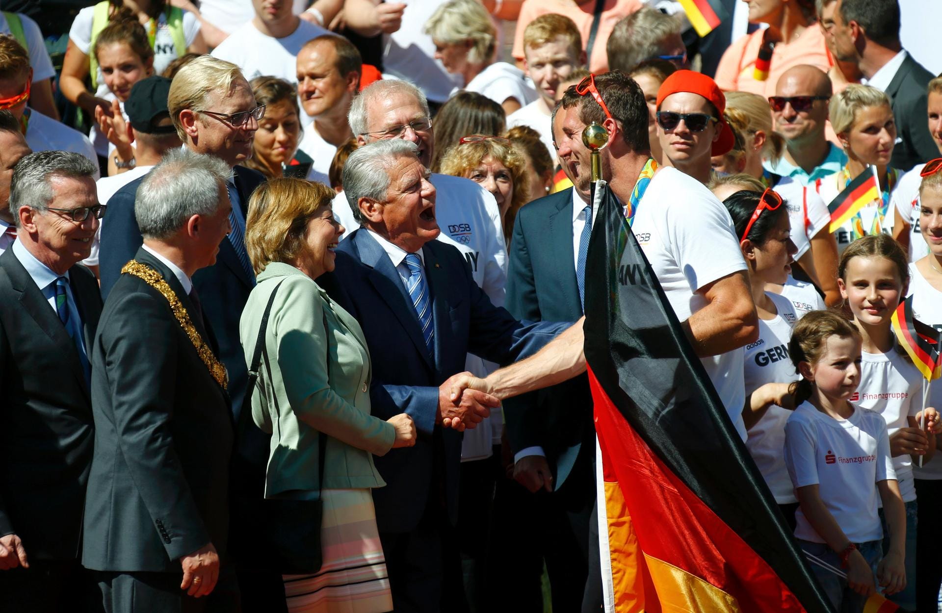 Die Hand drauf: Kurz darauf begrüßte Ruderer Brendel den Bundespräsidenten Joachim Gauck.