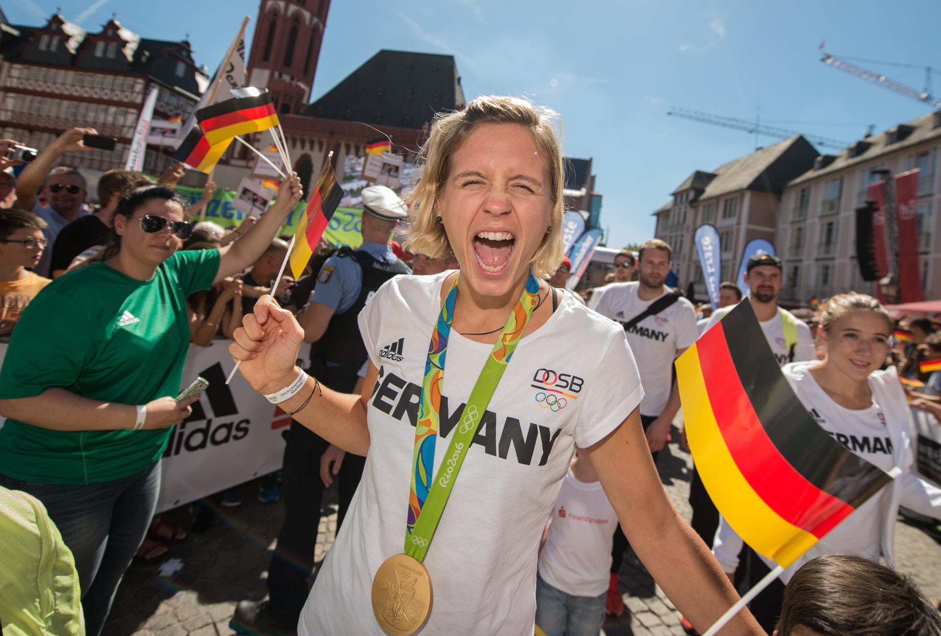 Siegerlächeln: Laura Ludwig, die Gold im Beachvolleyball gewann, hatte auch beim Empfang in Frankfurt ihren Spaß.