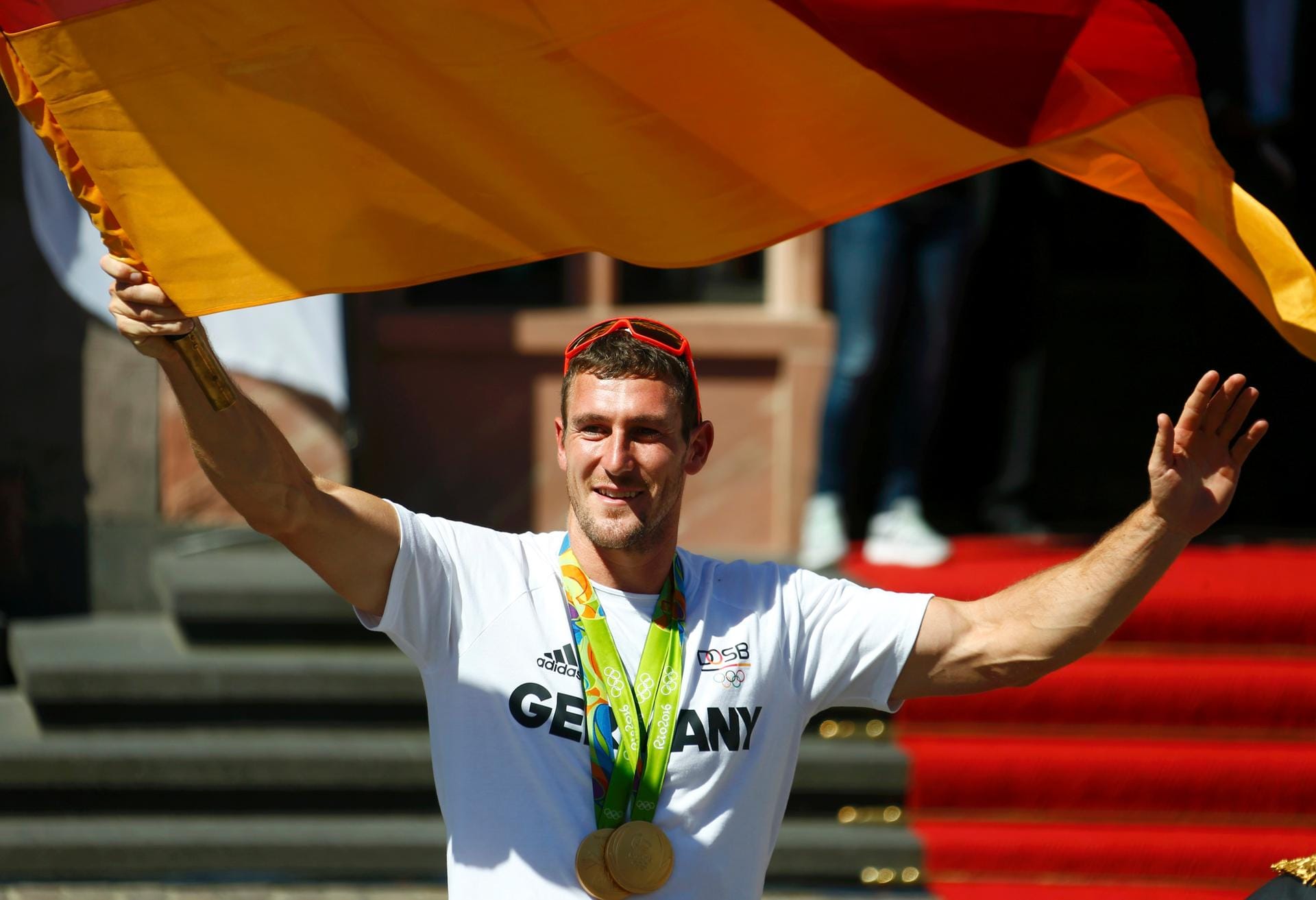 Fahnenschwenker: Sebastian Brendel, der bei der Schlussfeier in Rio die deutsche Fahne getragen hatte, ließ Schwarz-Rot-Gold wirbeln.