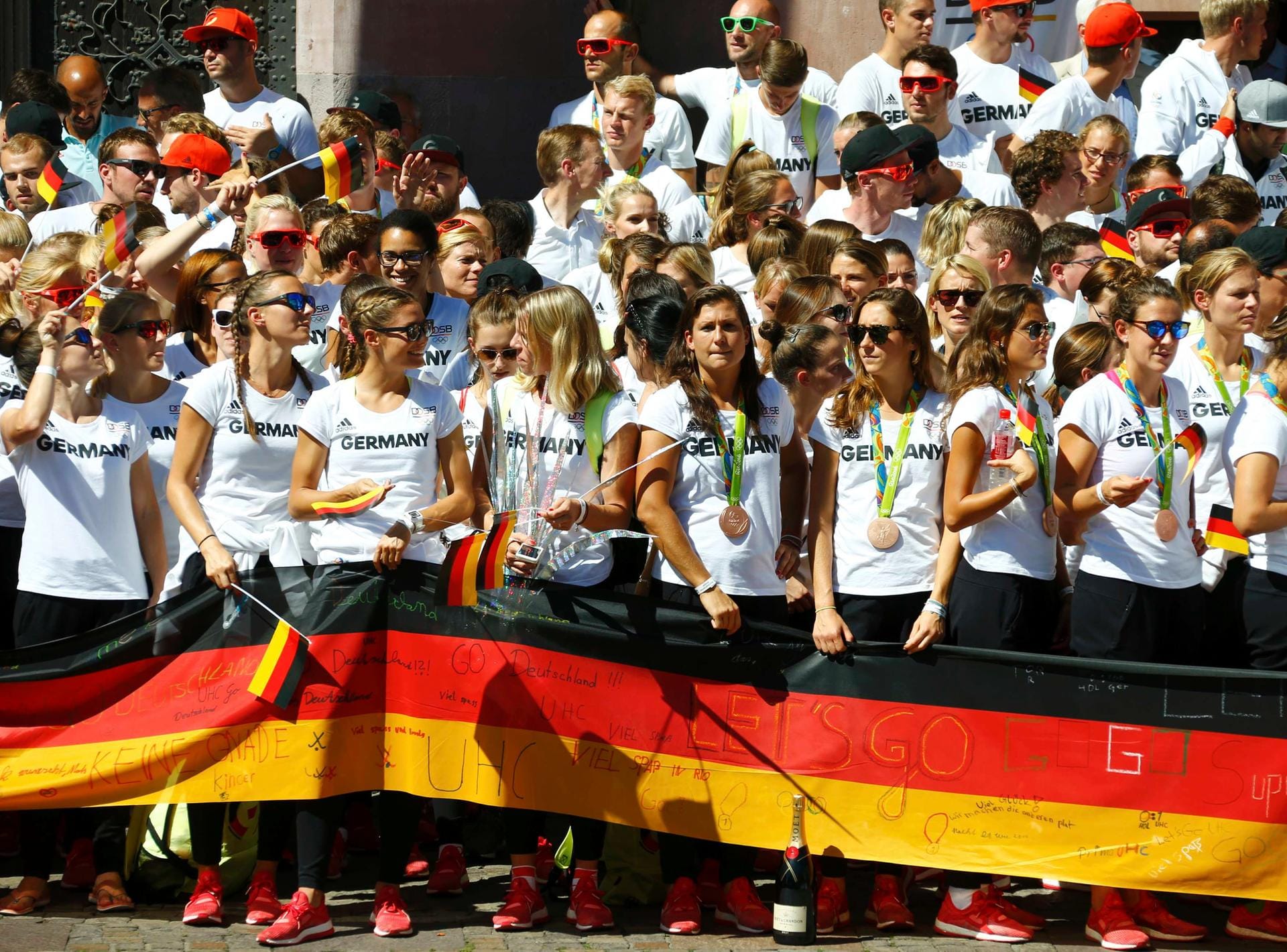 Gebahnt: Nach dem Fußmarsch kam die deutschen Olympioniken am Römer in Frankfurt an und posierten für Fotos.