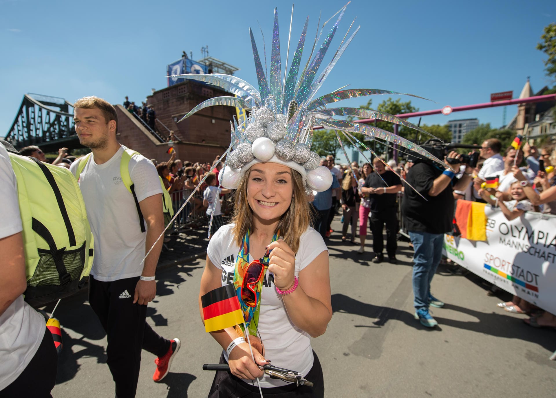 Goldiger Hingucker: Olympiasiegerin Kristina Vogel fiel mit besonderer Kopfbedeckung auf. Den Samba-Hut hatte sich die Bahnradfahrerin bei der Abschlussfeier gesichert.