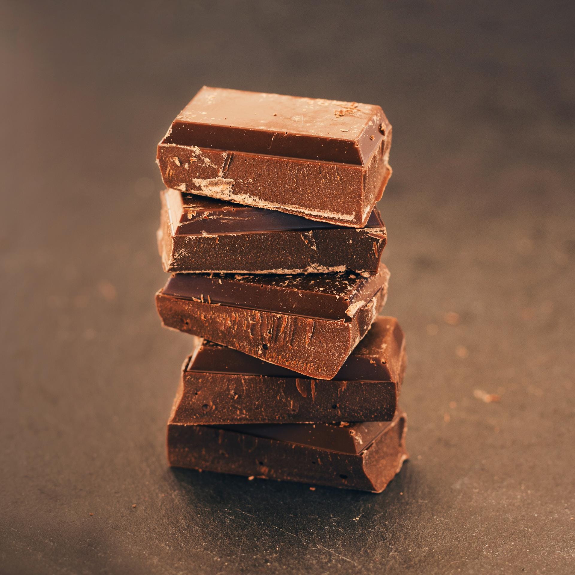 Schokolade, am besten dunkle, passt perfekt zum Whisky. Die Schokolade neutralisiert zudem den Gaumen während einer Verkostung.