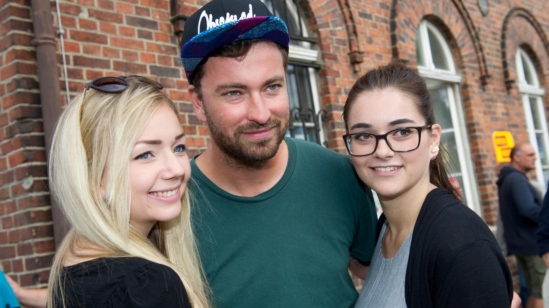 Der aus Rostock stammende Rapper Marteria (Marten Laciny) und zwei Fans.