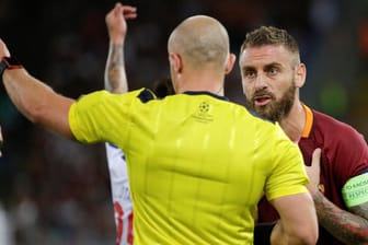 Roma-Kapitän Daniele De Rossi (re.) wird von Schiedsrichter Szymon Marciniak des Feldes verwiesen.