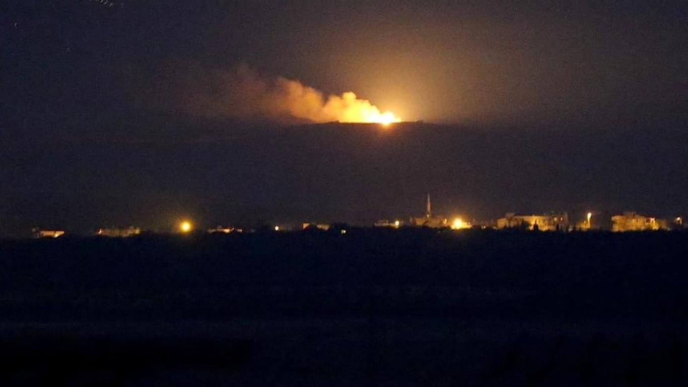 In der Nacht bombardieren Kampfjets die syrische Stadt Dscharablus.