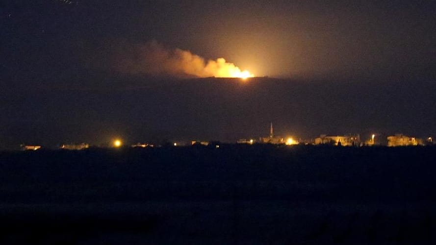 In der Nacht bombardieren Kampfjets die syrische Stadt Dscharablus.