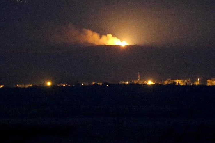 In der Nacht bombardieren Kampfjets die syrische Stadt Dscharablus.